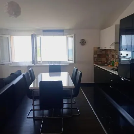 Luxurious For Rent Next To The Beach 아파트 *