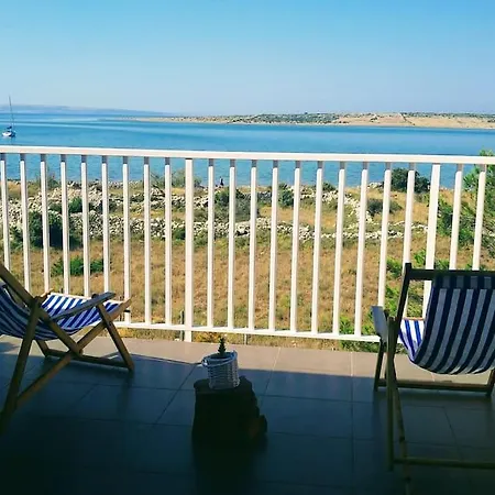 Luxurious For Rent Next To The Beach 아파트 Košljun